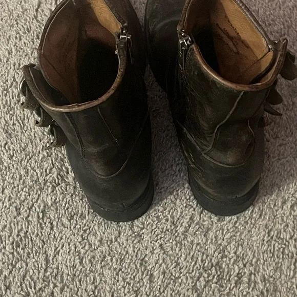 Adorable Frye Black Multi-Strap Ankle Boots Distressed style - Picture 5 of 6